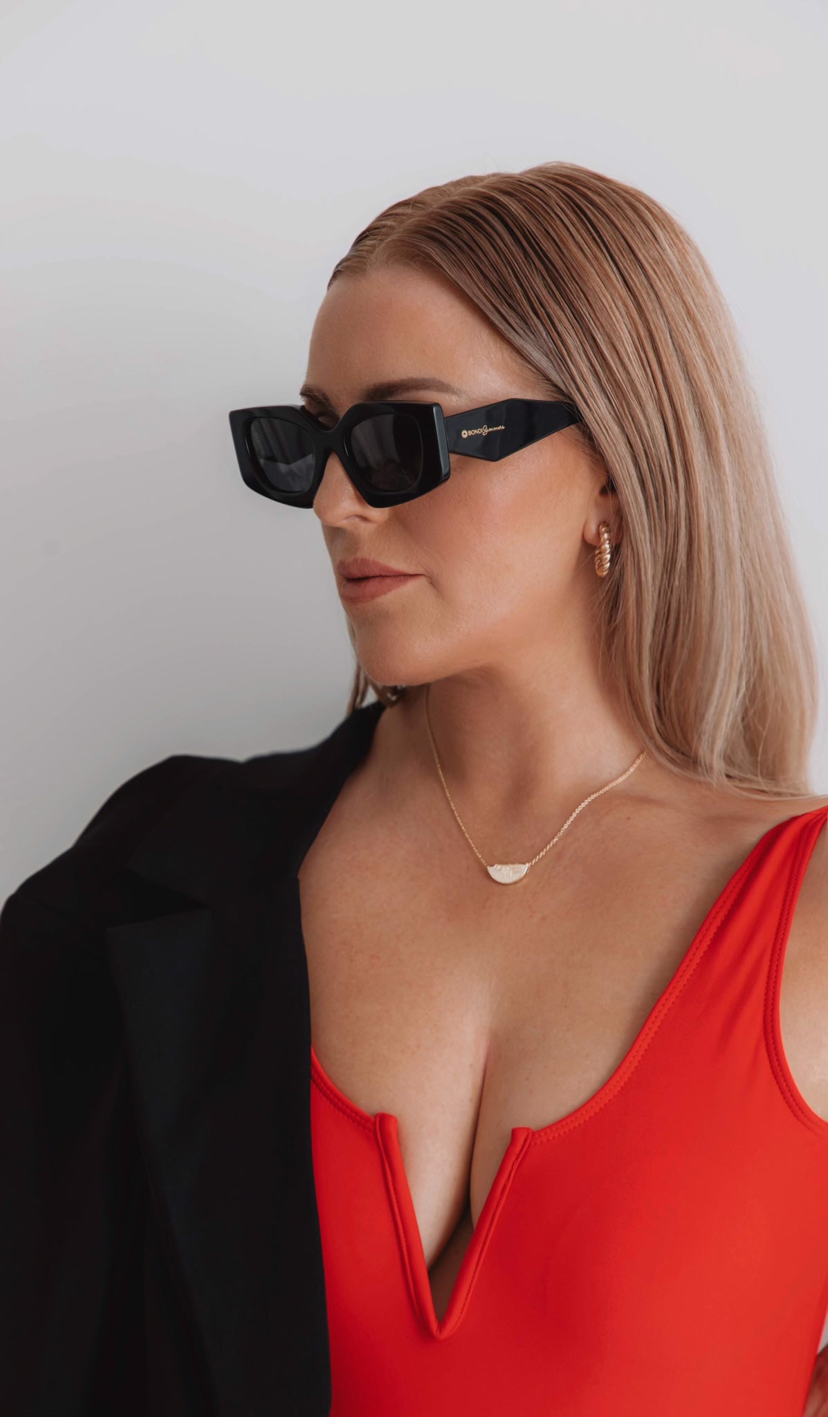 Model with Bondi Summers Glasses